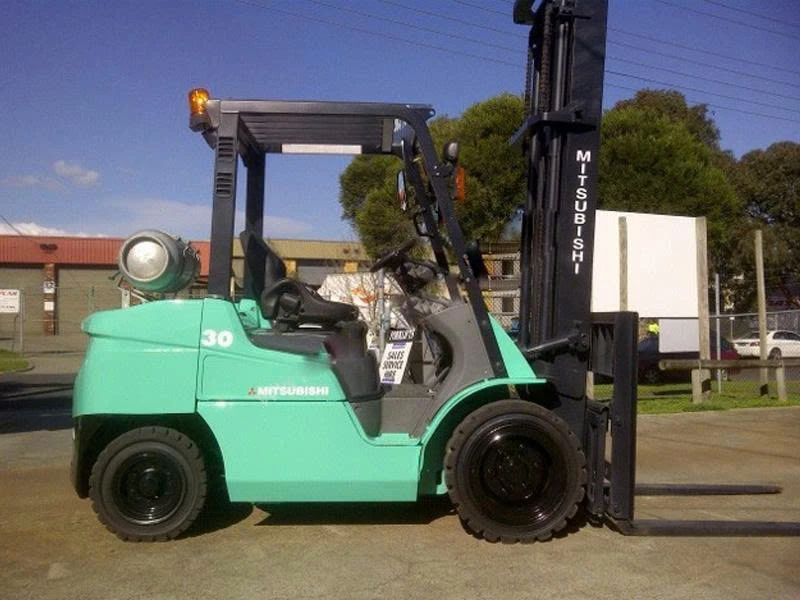 XE NÂNG XĂNG - GAS 3 TẤN MITSUBISHI