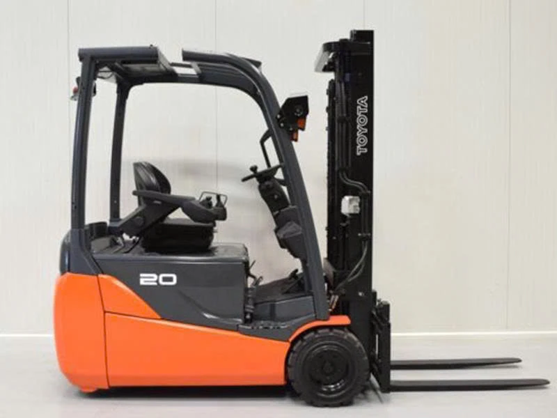 XE NÂNG ĐIỆN TOYOTA 2 TẤN 3 BÁNH NGỒI LÁI