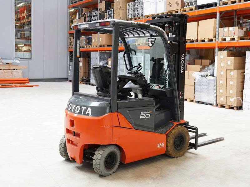 XE NÂNG ĐIỆN TOYOTA 2 TẤN 4 BÁNH NGỒI LÁI