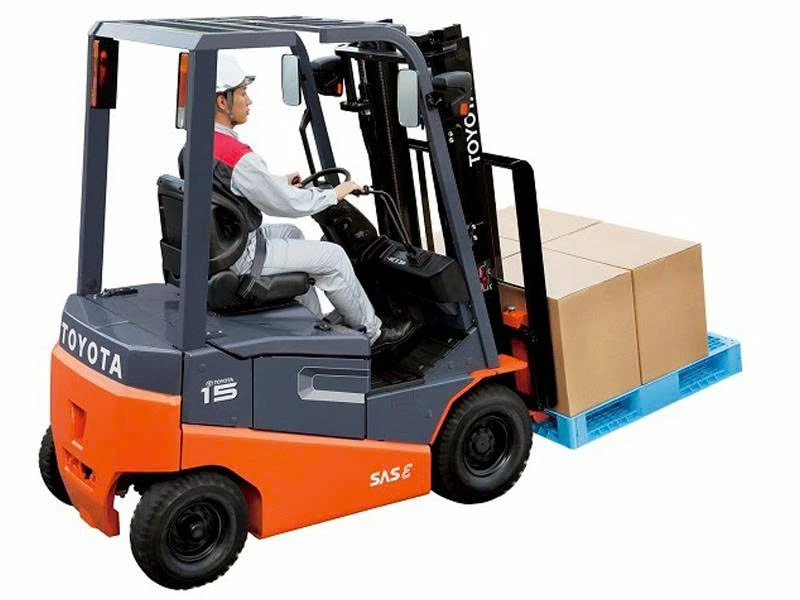 XE NÂNG ĐIỆN TOYOTA 1.5 TẤN 4 BÁNH NGỒI LÁI